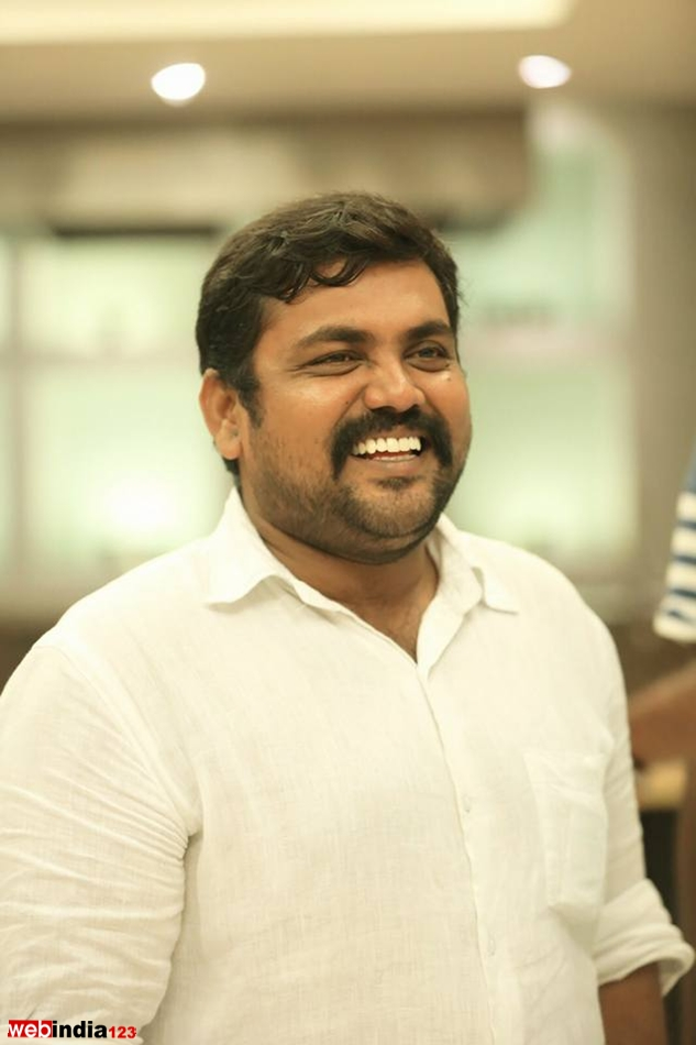 Kaali Venkat as Adv. Indrans Kaliyaperumal